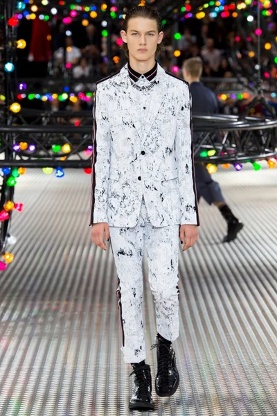 Look 28